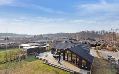 Viveke - 10M from the Sea: Legna, Casa, Portico, Deck, Latifoglie, Tetto, Color Legno, Pavimento In Legno, Eco Hotel