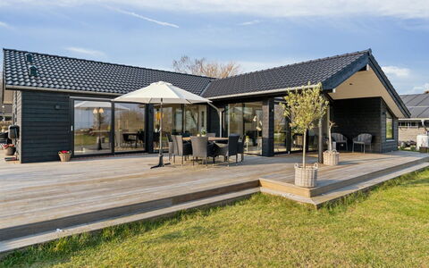 Viveke - 10M from the Sea: Legna, Casa, Portico, Deck, Latifoglie, Tetto, Color Legno, Pavimento In Legno, Eco Hotel