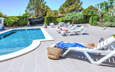 Linda: Acqua, Pianta, Giorno, Proprietà, Costruzione, Piscina, Azzurro, Albero, Cielo, Architettura