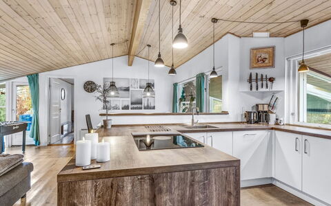 Estella - 900M from the Sea: Legna, Cucina, Soffitto, Interior Design, Controsoffitto, Pavimentazione, Mobilia, Casa, Lampada, Pavimento