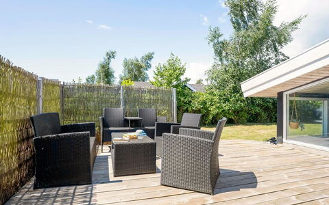 Estella - 900M from the Sea: Mobilia, Interior Design, Pavimentazione, Pavimento, Soffitto, Camera, Sedia, Tavolo, Appartamento, Cucina & Sala Da Pranzo Tavolo