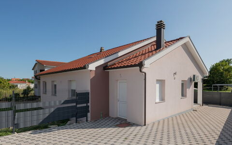Bilić: Parete, Costruzione, Tetto, Casa, Casa, Zona Residenziale, Facciata, Architettura, Porta, Materiale Composito