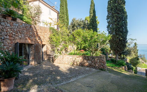 Il Faro: Arbusto, Giardino, Muro ​​Di Pietra, Landscaping, Sempreverde