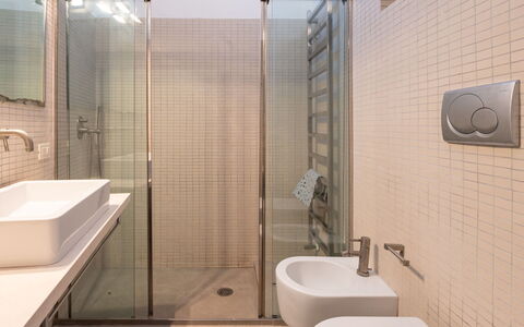 Il Faro: Bagno, Idraulico Fixture, Pavimentazione, Interior Design, Parete, Pavimento, Lavandino Del Bagno, Lavello, Specchio, Idraulico