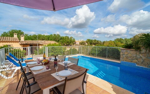 Campas: Cielo, Nube, Tavolo, Proprietà, Mobilia, Acqua, Azzurro, Piscina, Blu, Natura