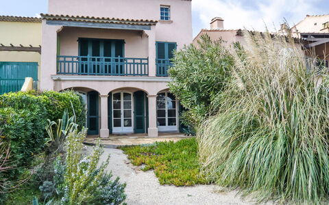 Bonne Terrasse: Pianta, Cielo, Proprietà, Finestra, Costruzione, Nube, Lotto, Erba, Zona Residenziale, Paesaggio