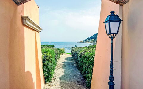 Bonne Terrasse: Acqua, Cielo, Proprietà, Nube, Azzurro, Pianta, Illuminazione, Street Luce, Luce Del Sole, Legna