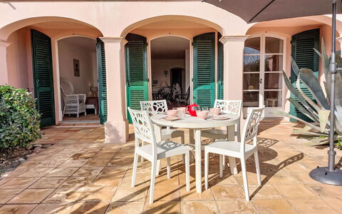 Bonne Terrasse: Costruzione, Mobilia, Tavolo, Pianta, Finestra, Sedia, Shade, Legna, Architettura, Interior Design