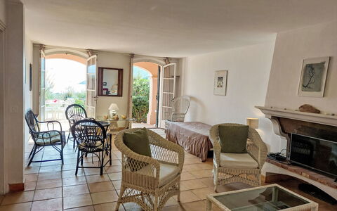 Bonne Terrasse: Mobilia, Tavolo, Cornice, Sedia, Pianta, Legna, Finestra, Pavimento, Pianta Della Casa, Costruzione