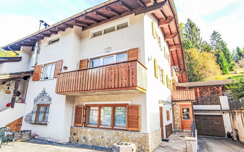 Elisa: Costruzione, Cielo, Finestra, Nube, Pianta, Legna, Albero, Urban Design, Zona Residenziale, Casa