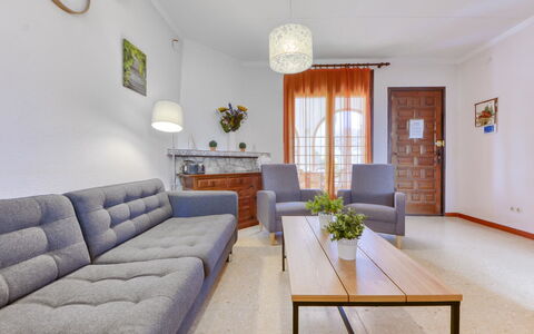Requesens: Mobilia, Divano, Tavolo, Proprietà, Pianta, Cornice, Interior Design, Illuminazione, Pianta Della Casa, Architettura