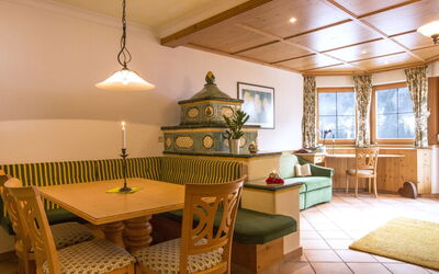 Sankt Anton am Arlberg 620: Tavolo, Mobilia, Proprietà, Finestra, Sedia, Legna, Interior Design, Illuminazione, Pavimento, Costruzione