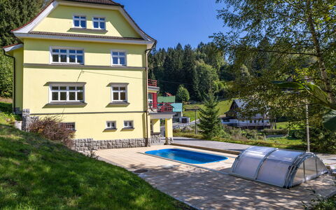 Villa Weber: Pianta, Cielo, Finestra, Costruzione, Albero, Erba, Zona Residenziale, Urban Design, Shade, Paesaggio