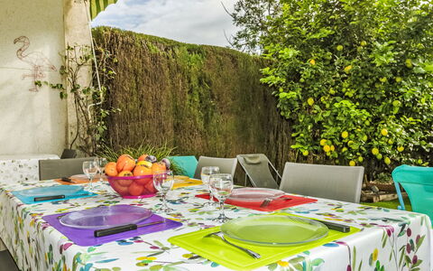Espigol: Mobilia, Tavolo, Proprietà, Pianta, Verde, Azzurro, Tovaglia, Interior Design, Giallo, Sedia