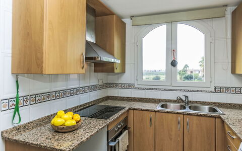 Rodoreda: Cabinetry, Controsoffitto, Lavandino Della Cucina, Lavello, Rubinetto, Proprietà, Finestra, Costruzione, Cucina, Idraulico Fixture