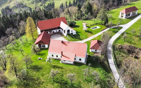 Fala 100: Tavolo, Mobilia, Divano, Finestra, Legna, Cornice, Interior Design, Soggiorno, Pavimento, Costruzione