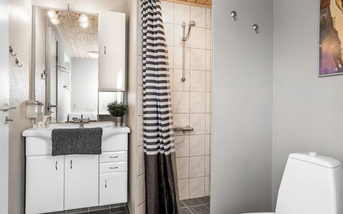 Enken - 450M from the Sea: Toilet Seat, Interior Design, Idraulico Fixture, Pavimentazione, Gabinetto, Pavimento, Lavello, Mobiletto Del Bagno, Mobilia, Bagno