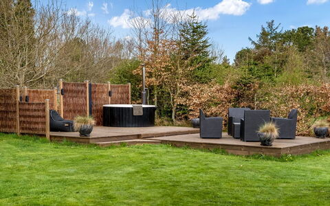 Maunu - from the Sea: Legna, Giardino, Arbusto, Lotto, Backyard, Landscaping, Prato, Latifoglie, Cortile, Plank
