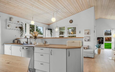 Maunu - from the Sea: Cucina, Controsoffitto, Pavimentazione, Interior Design, Mobilia, Legna, Cabinetry, Soffitto, Elettrodomestico Da Cucina, Pavimento