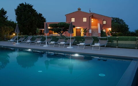 Relais Tenuta Santori: Acqua, Cielo, Proprietà, Costruzione, Mobilia, Piscina, Sedia, Luce, Albero, Azzurro