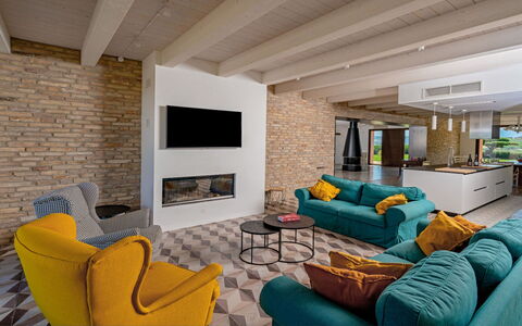 Relais Tenuta Santori: Mobilia, Divano, Proprietà, Comfort, Tavolo, Legna, Interior Design, Illuminazione, Soggiorno, Architettura