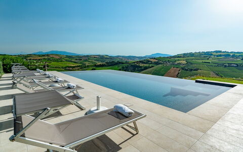 Relais Tenuta Santori: Cielo, Costruzione, Acqua, Mobili Da Esterno, Urban Design, Condominio, Albero, Zona Residenziale, Paesaggio, Piscina
