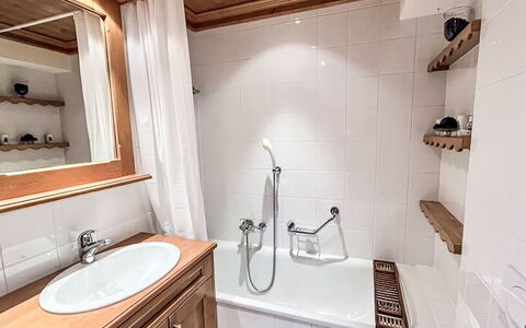 Les Renardeaux 5: Specchio, Rubinetto, Idraulico Fixture, Lavello, Lavandino Del Bagno, Proprietà, Mobiletto Del Bagno, Bianca, Bagno, Interior Design
