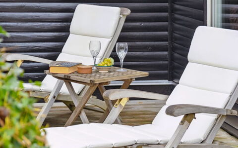 Jannike - 150M from the Sea: Legna, Casa, Portico, Deck, Latifoglie, Tetto, Color Legno, Pavimento In Legno, Eco Hotel