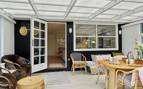 Jannike - 150M from the Sea: Legna, Casa, Portico, Deck, Latifoglie, Tetto, Color Legno, Pavimento In Legno, Eco Hotel