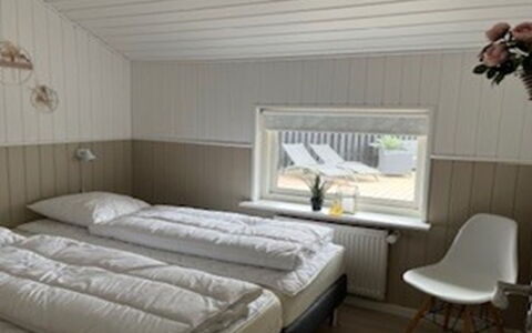 Elvin - 2Km from the Sea: Legna, Camera Da Letto, Interior Design, Bedding, Letto, Lenzuolo, Soffitto, Pavimento, Mobilia, Telaio Del Letto