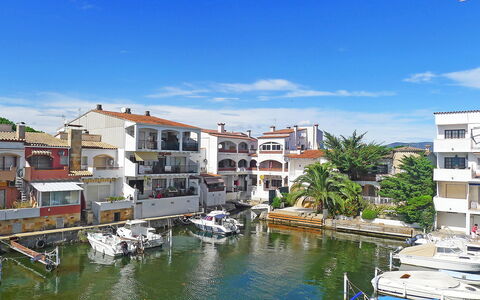 Port Mistral: Acqua, Costruzione, Cielo, Giorno, Proprietà, Piscina, Azzurro, Finestra, Palazzone, Pianta