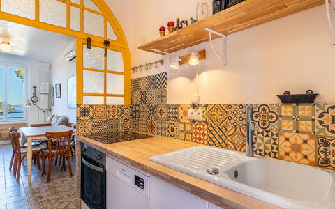 Le Provençal: Pavimentazione, Interior Design, Pavimento, Cucina, Controsoffitto, Soffitto, Piastrella, Camera, Rubinetto, Idraulico Fixture