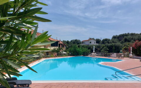 Residence Gli Ulivi: Acqua, Cielo, Nube, Proprietà, Pianta, Piscina, Azzurro, Albero, Corpo D'Acqua, Arecales