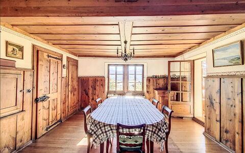 Sergnoud: Proprietà, Mobilia, Cabinetry, Tavolo, Legna, Rettangolo, Interior Design, Illuminazione, Finestra, Pavimentazione