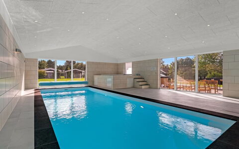 Rajna - 250M from the Sea: Piscina, Pavimentazione, Pavimento, Architettura, Soffitto, Materiale Composito, Ricorrere, Shade, Piastrella, Calcestruzzo