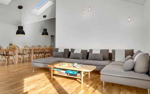 Rajna - 250M from the Sea: Mobilia, Interior Design, Pavimentazione, Pavimento, Pavimento In Legno, Parete, Divano, Legna, Soffitto, Soggiorno