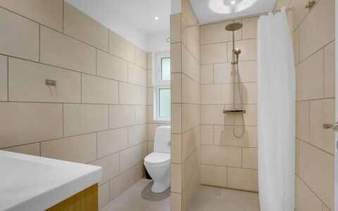 Rajna - 250M from the Sea: Pavimentazione, Bagno, Parete, Pavimento, Gabinetto, Interior Design, Toilet Seat, Idraulico Fixture, Piastrella, Idraulico