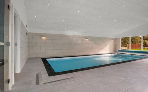 Rajna - 250M from the Sea: Pavimentazione, Soffitto, Pavimento, Interior Design, Piastrella, Materiali Naturali, Illuminazione Diurna, Design, Piscina