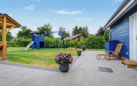 Rajna - 250M from the Sea: Blu, Arbusto, Giardino, Shade, Landscaping, Prato, Cortile, Estate, Backyard, Eco Hotel