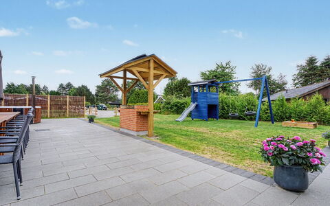 Rajna - 250M from the Sea: Giardino, Shade, Landscaping, Parco, Mobili Da Esterno, Prato, Cortile, Eco Hotel, Passerella, Recinzione