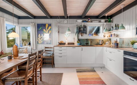 Sella - 600M from the Sea: Cucina, Controsoffitto, Mobilia, Pavimentazione, Interior Design, Legna, Elettrodomestico Da Cucina, Apparecchio Major, Soffitto, Cabinetry