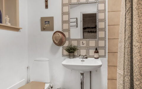 Sella - 600M from the Sea: Parete, Bagno, Toilet Seat, Interior Design, Pavimentazione, Idraulico Fixture, Pavimento, Lavandino Del Bagno, Gabinetto, Camera