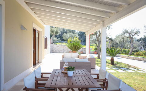 Villa Don Sante In Locorotondo Puglia: Pianta, Tavolo, Mobilia, Proprietà, Interior Design, Shade, Sedia, Costruzione, Pianta Della Casa, Albero
