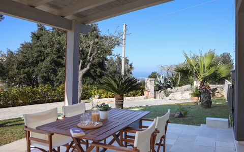 Villa Don Sante In Locorotondo Puglia: Pianta, Tavolo, Mobilia, Proprietà, Cielo, Sedia, Azzurro, Shade, Illuminazione, Albero
