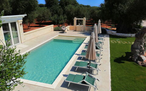 Villa Adriatica Near Ostuni Puglia: Acqua, Proprietà, Pianta, Piscina, Cielo, Rettangolo, Costruzione, Shade, Albero, Erba