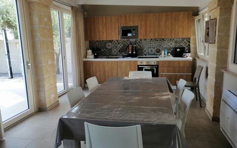 Villa Adriatica Near Ostuni Puglia: Tavolo, Proprietà, Mobilia, Sedia, Cabinetry, Legna, Interior Design, Pavimentazione, Pavimento, Tenda