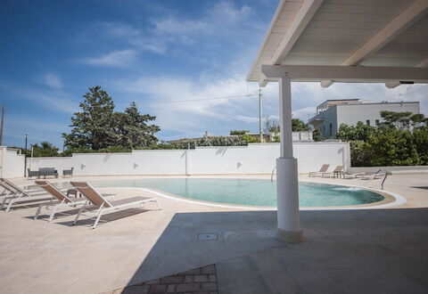 Villa Azzurra Seaview In Monopoli, Puglia: Acqua, Cielo, Nube, Pianta, Piscina, Albero, Shade, Tempo Libero, Materiale Composito, Paesaggio
