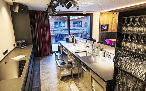 Das Rocking Home: Interior Design, Illuminazione, Soffitto, Pavimentazione, Mobilia, Controsoffitto, Cucina, Lampada, Cabinetry, Sedia