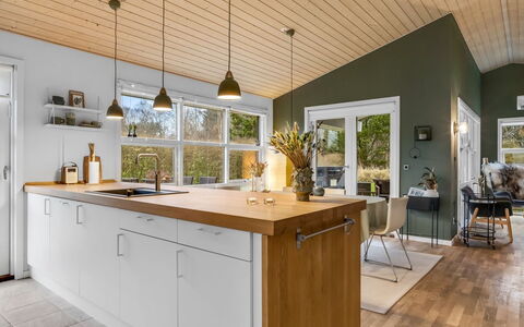 Frederikka - 1.9Km from the Sea: Cucina, Controsoffitto, Interior Design, Mobilia, Pavimentazione, Cabinetry, Legna, Soffitto, Lampada, Pavimento