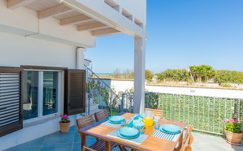 Casa Laura: Appartamento, Casa, Balcone, Mobili Da Esterno, Sedia, Shade, Portico, Estate, Eco Hotel, Pianta Della Casa